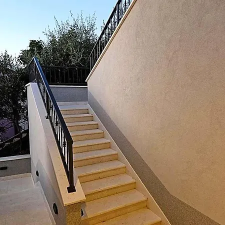 Lux 4*